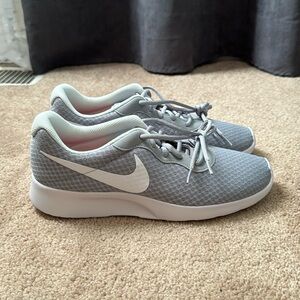 Nike sneakers for Women| Size: 10| Colors: Grey and white